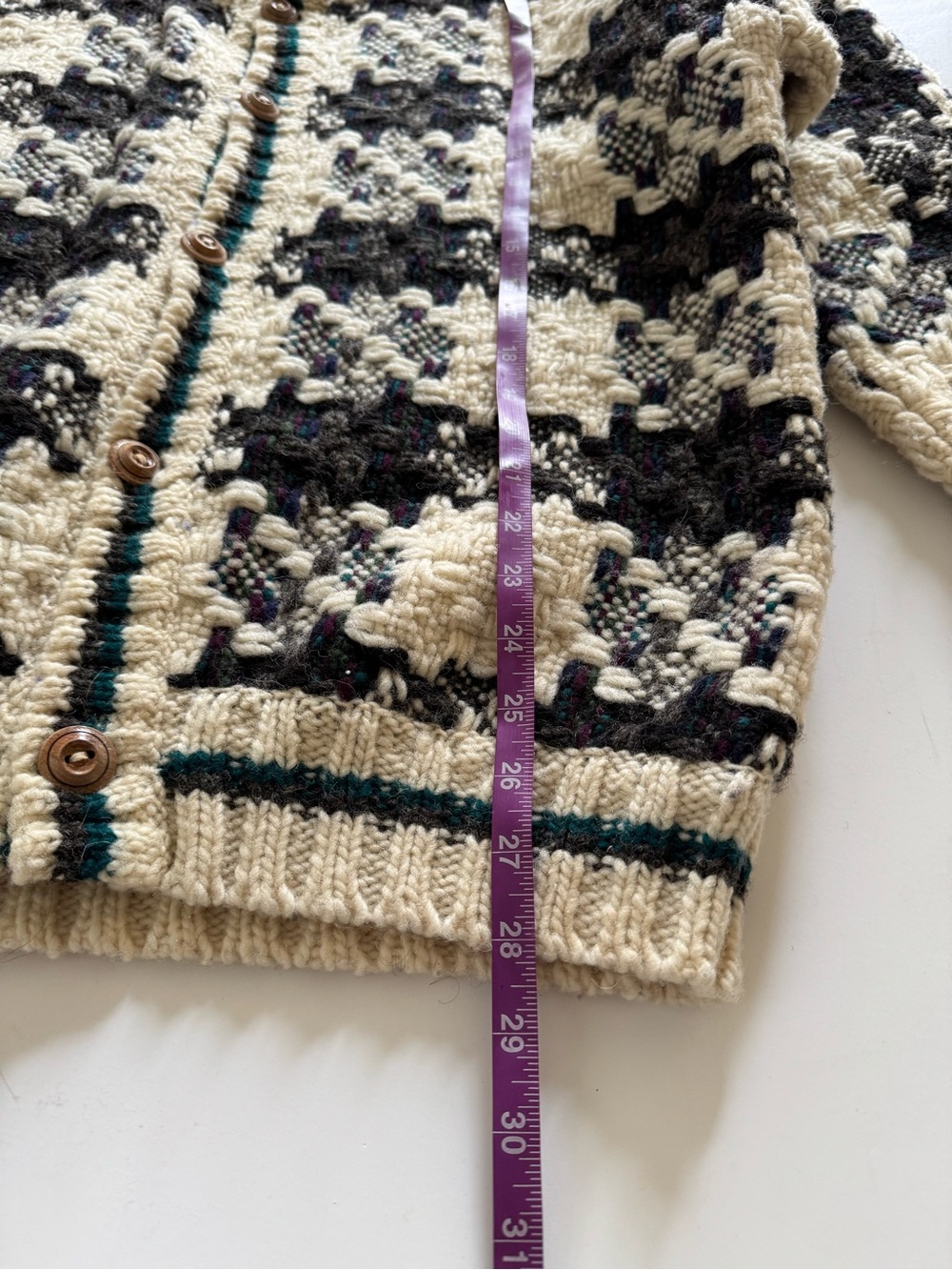 Vintage winter sweater perfection ❄️🤍
Hand knit wool cardigan - Picture 6 of 8
